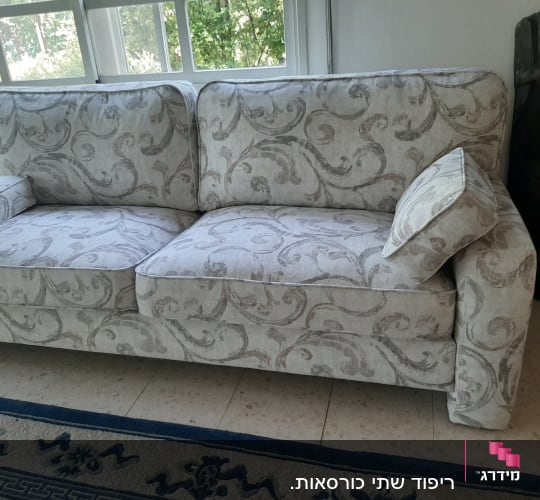 ספה מרופדת בדוגמת עלים מעוצבים